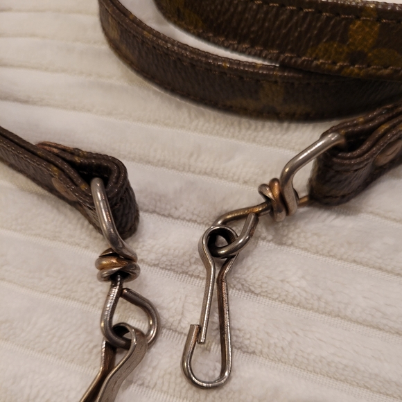 Louis Vuitton Monogram Strap - Picture 6 of 9